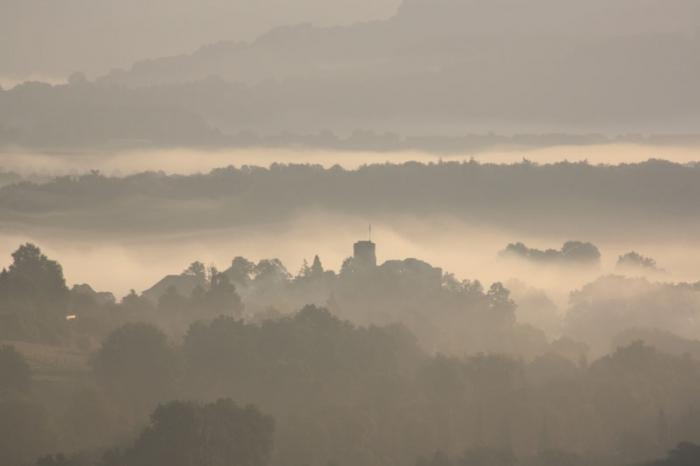 Burg Polle im Morgennebel