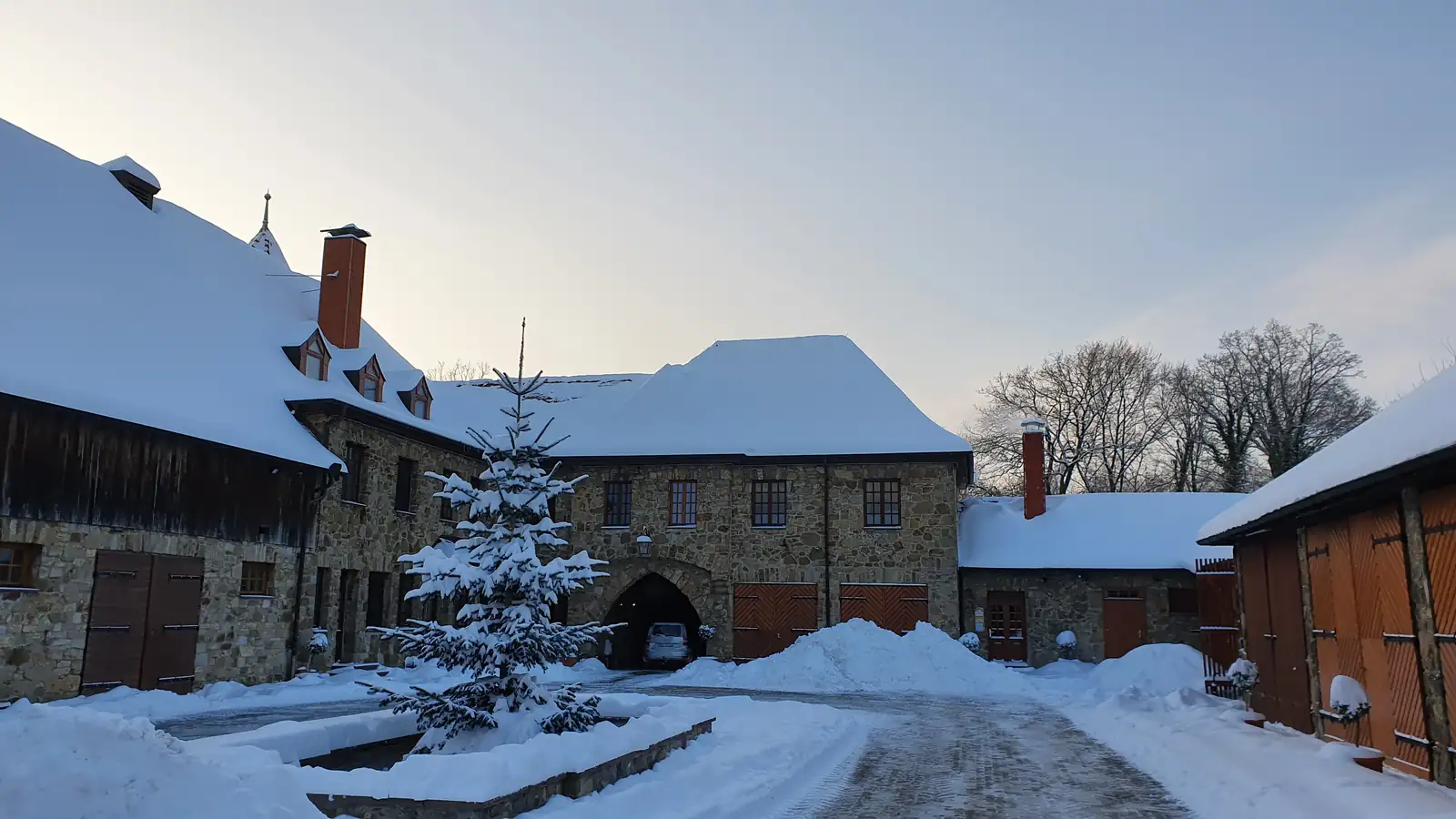 Verschneiter Innenhof des Ritterguts Sonnenberg