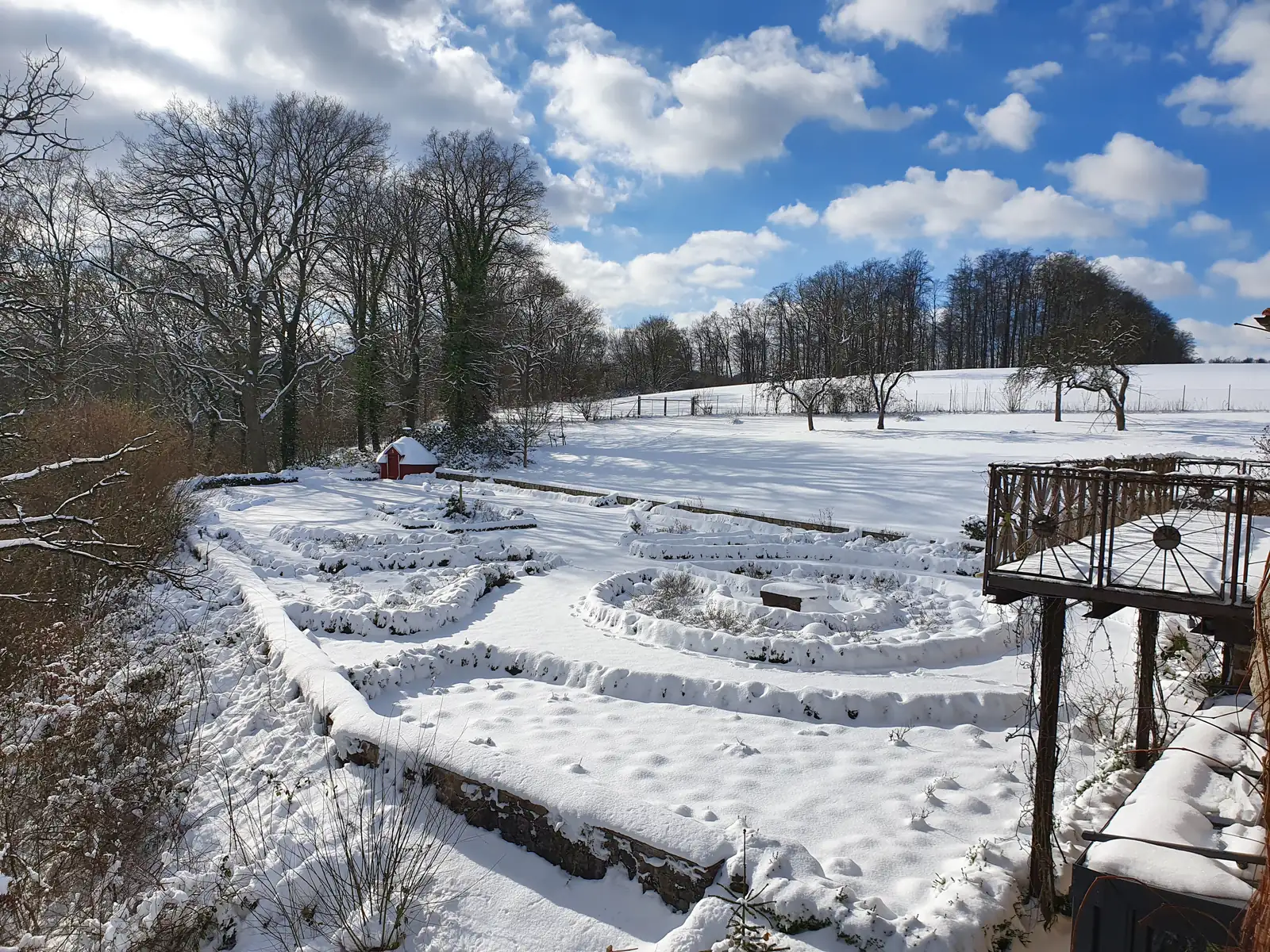 Winterlicher Garten mit verschneiten Wegen am Rittergut Sonnenberg