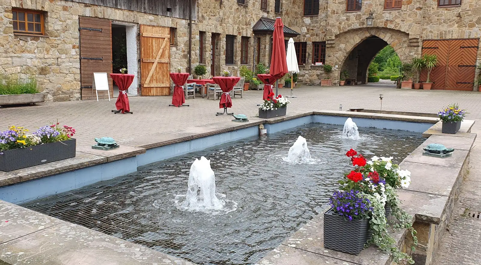 Innenhof des Ritterguts Sonnenberg mit Brunnen