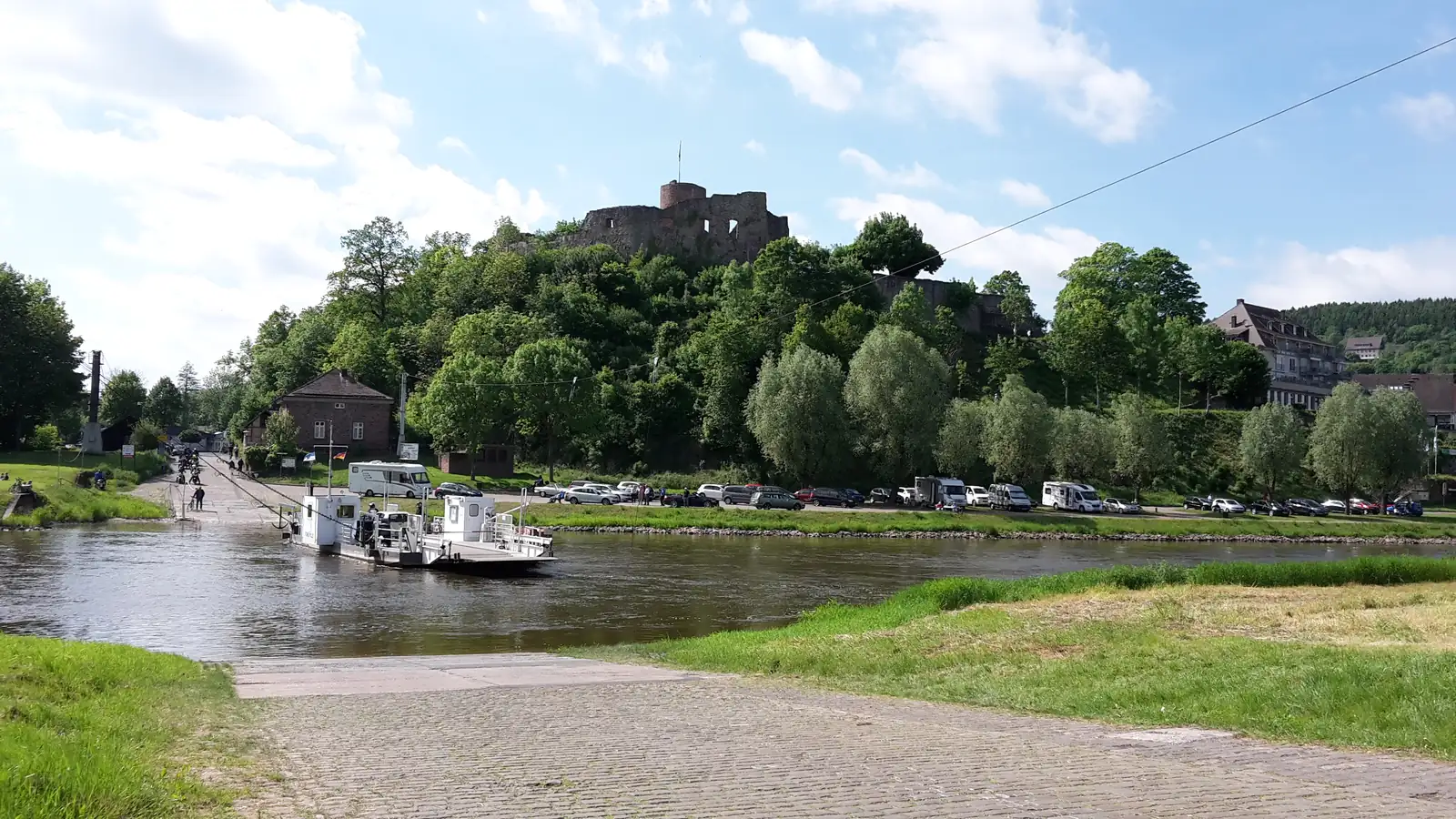 Burg und Fähre an der Saale