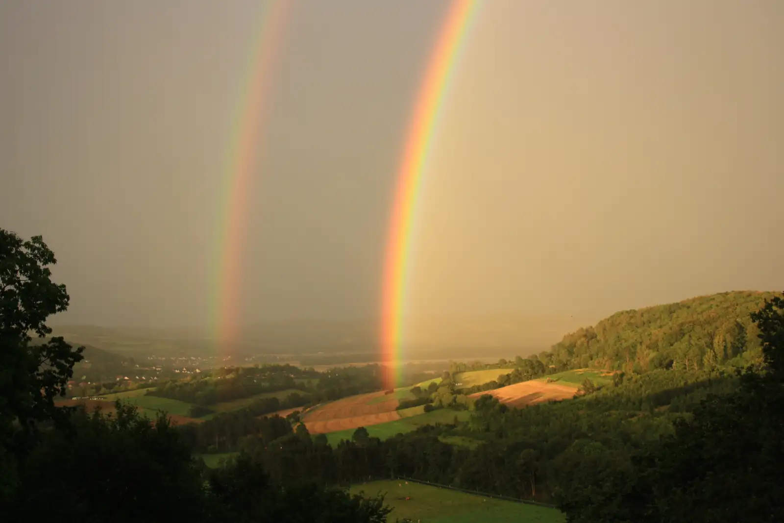Doppelter Regenbogen über der Umgebung von Sonnenberg